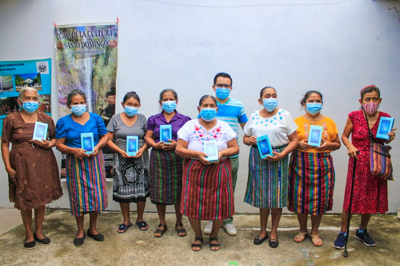 Gobierno entrega tablets a mujeres nahuablantes de Santo Domingo de Guzmán, Sonsonate gobierno-entrega-tablets-a-mujeres-nahuablantes-de-santo-domingo-de-guzman-sonsonate